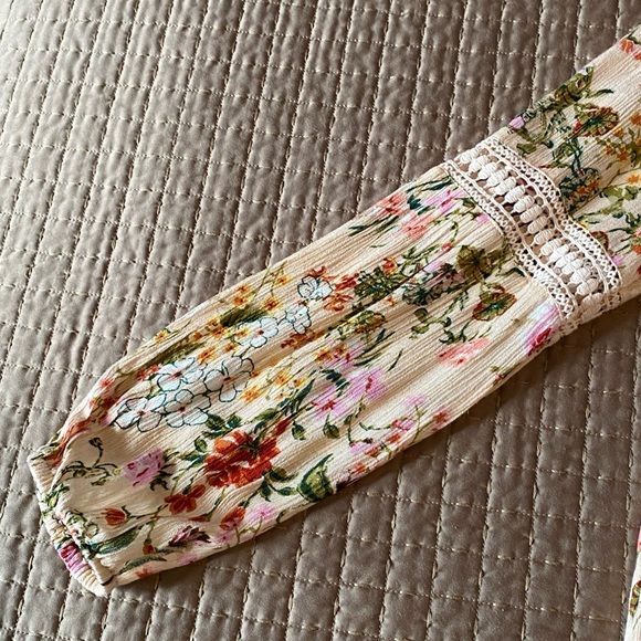 CHELSEA AND THEODORE FLORAL TUNIC TOP - Picture 4 of 5